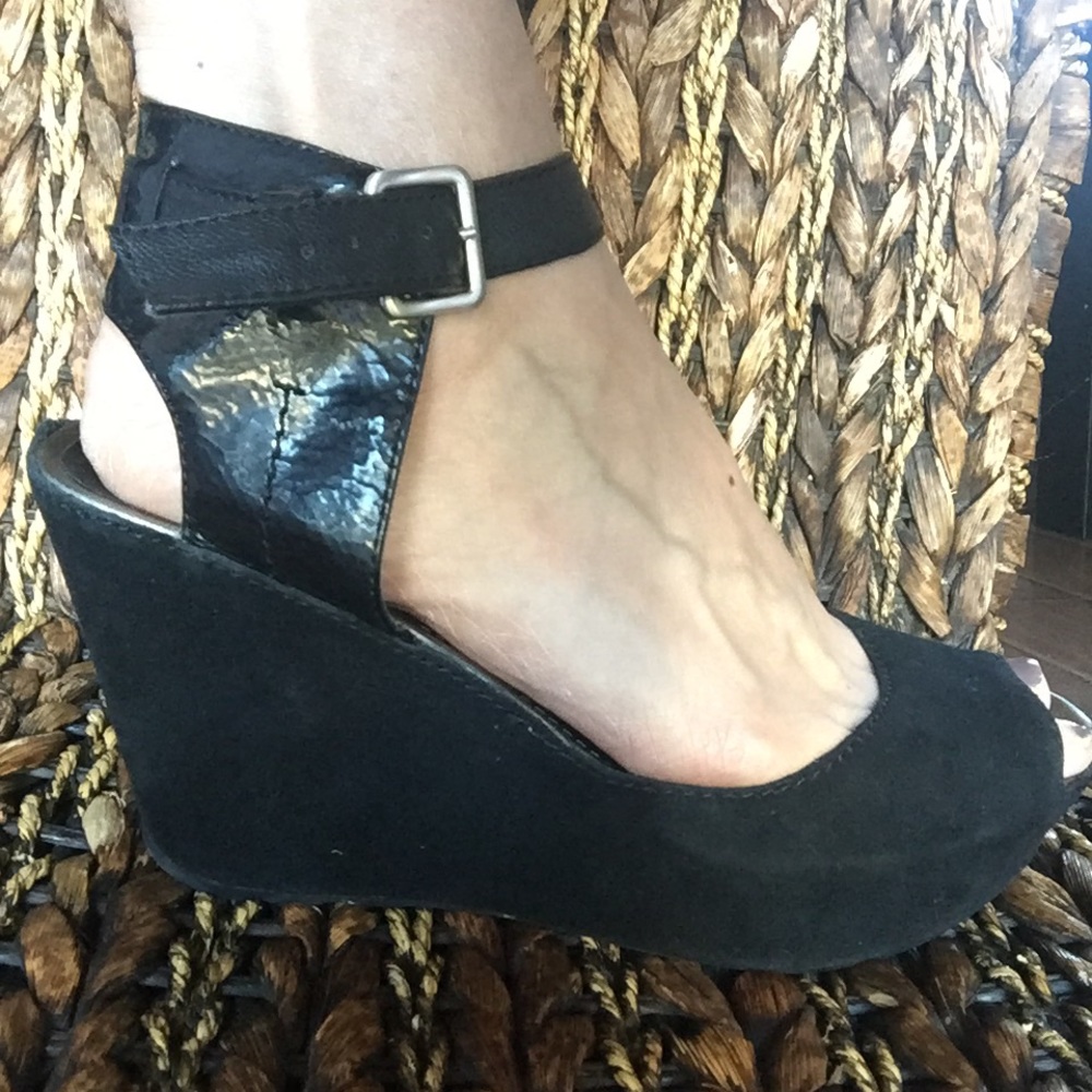 Black suede shoes by Kenneth Cole,size 8