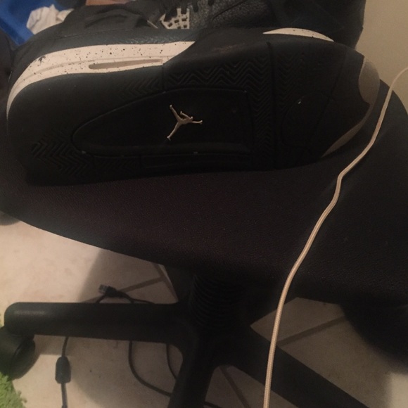 Jordan's 4's - Picture 3 of 4