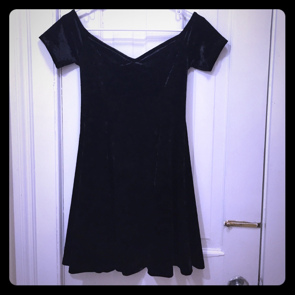 NWOT REPOSH Kendall & Kylie off the shoulder Dress