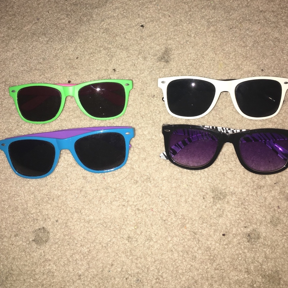 BUNDLE: 4 pairs of plastic sunglasses