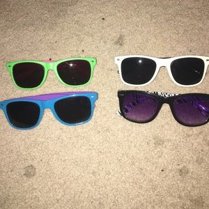 BUNDLE: 4 pairs of plastic sunglasses