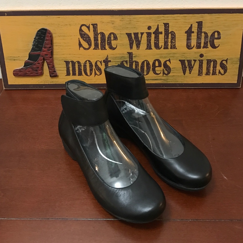 Black, comfortable Dansko shoes. Size 40.