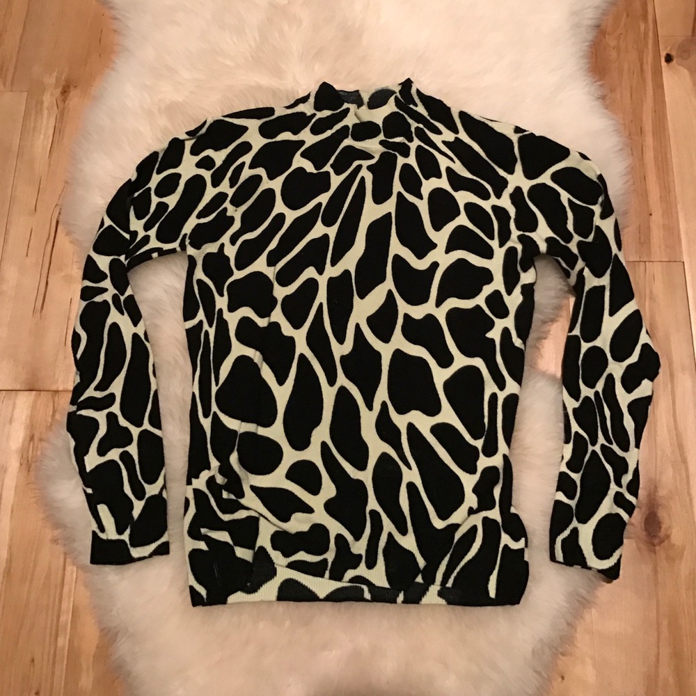 🎀Zebra black/white top🎀 size S. Soft fabric