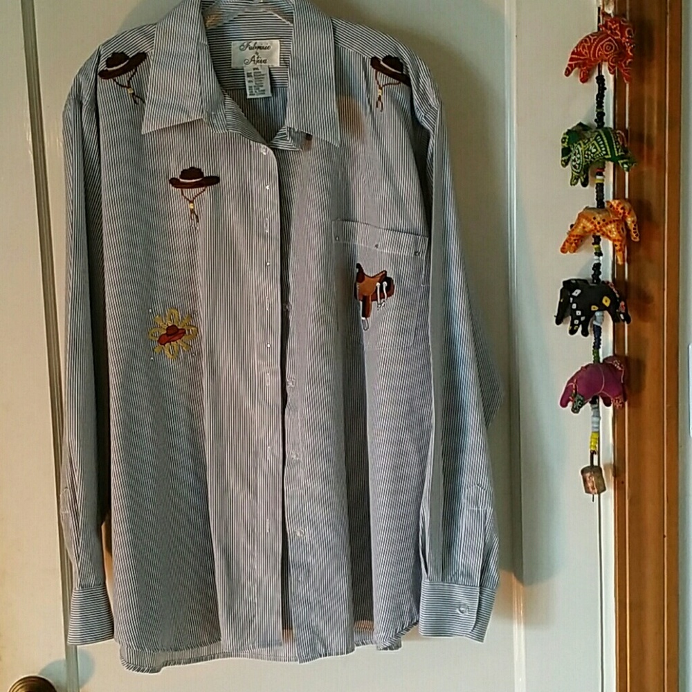 Adorable button up embroidered western shirt
