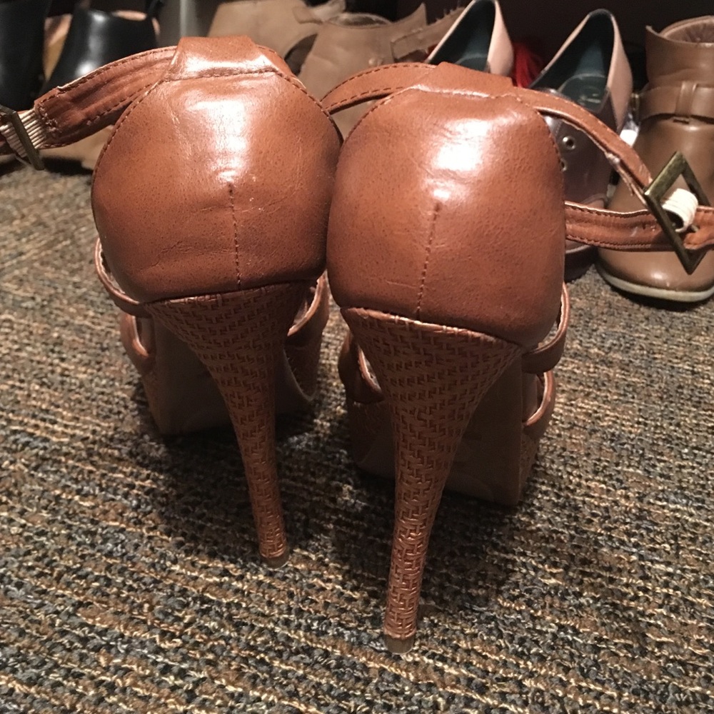 👠 - Picture 2 of 3