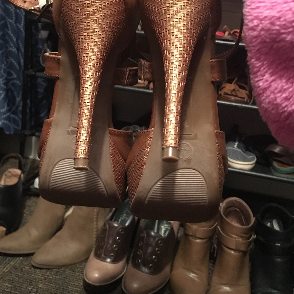 👠 - Picture 3 of 3