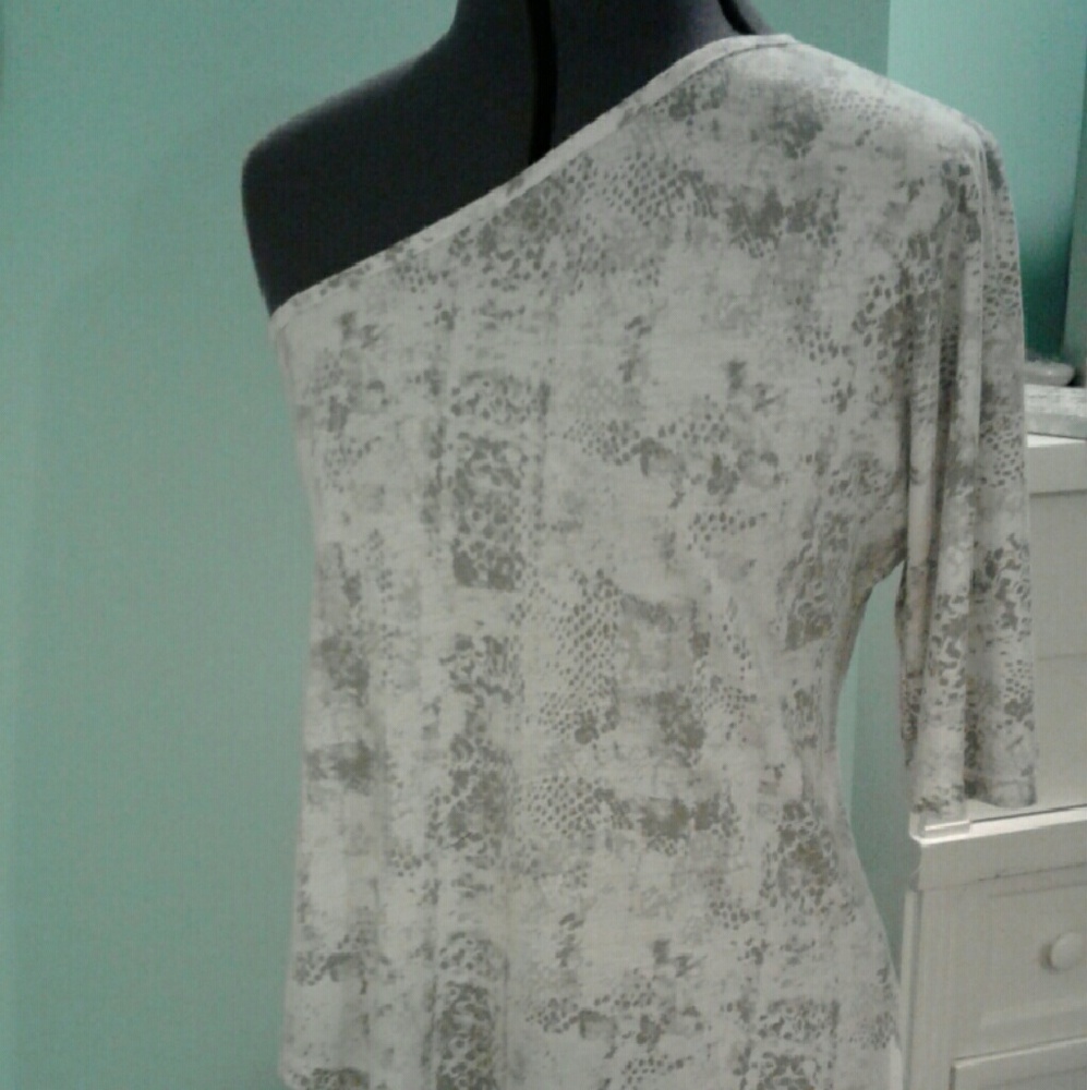 Off shoulder one sleeved Tshirt S