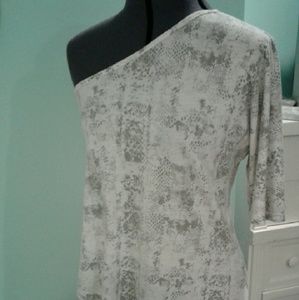 Off shoulder one sleeved Tshirt S