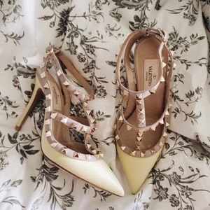🌻$700  NIB Valentino Rockstud Pumps 👠