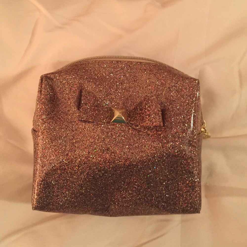 🚨6 hours left🚨 ❤️NWOT Gold Makeup Bag