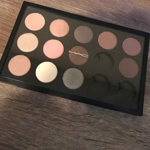 MAC 15 Pallet Eyeshadow with 12 Eyeshadows