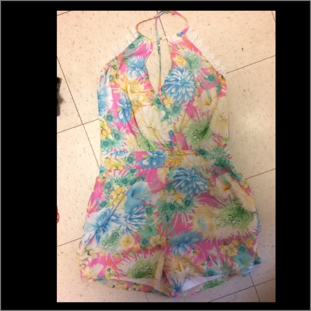 Colorful romper! Super flattering size medium