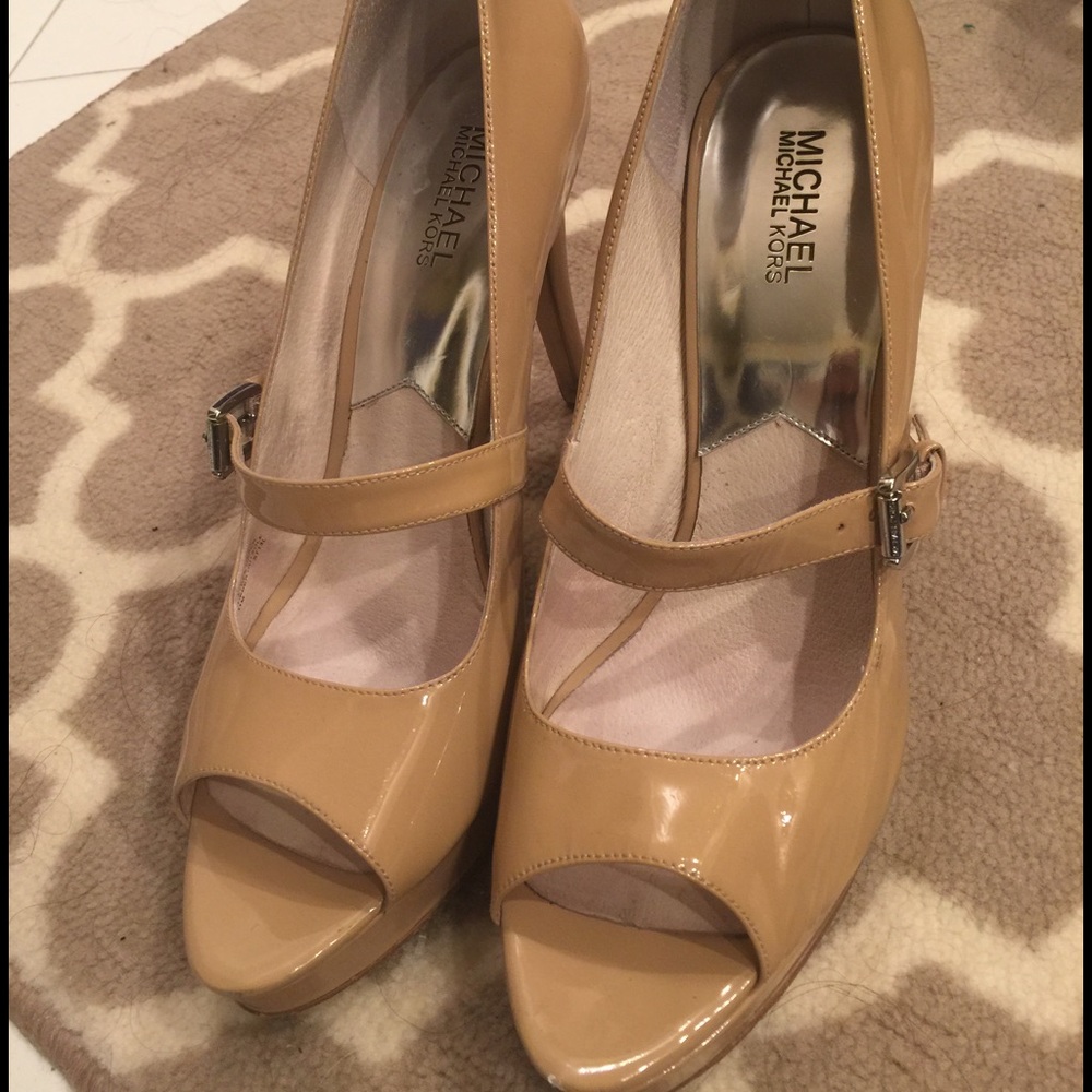Micheal Kors paten leather beige/tan heels