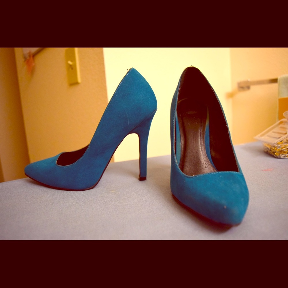 Teal suede 3.5" pumps. Great for going out!