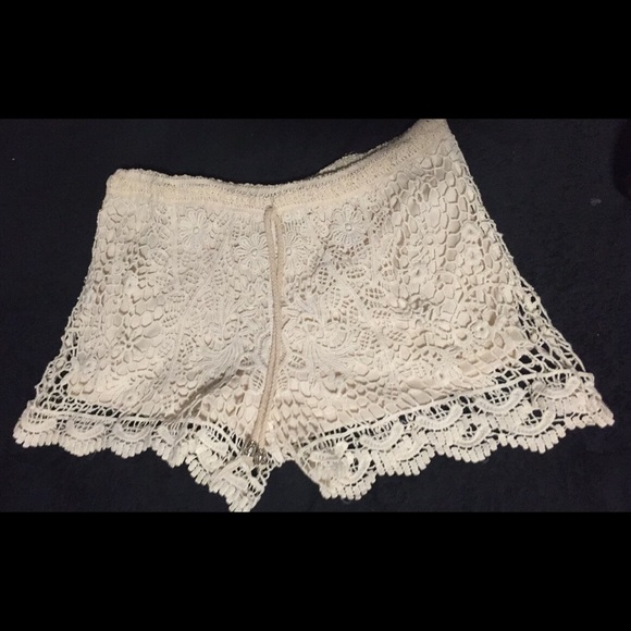 Cream crochet shorts - Picture 1 of 4