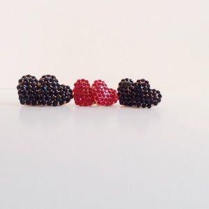 Rhinestone heart studs in red or black (1 pair)
