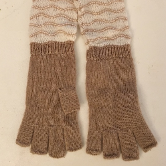 Calvin Klein Gloves (finglerless) New with tags. - Picture 3 of 3