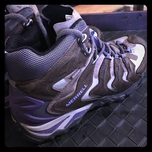 MERRELL WOMANS HIKING BOOTS 100% WATERPROOF