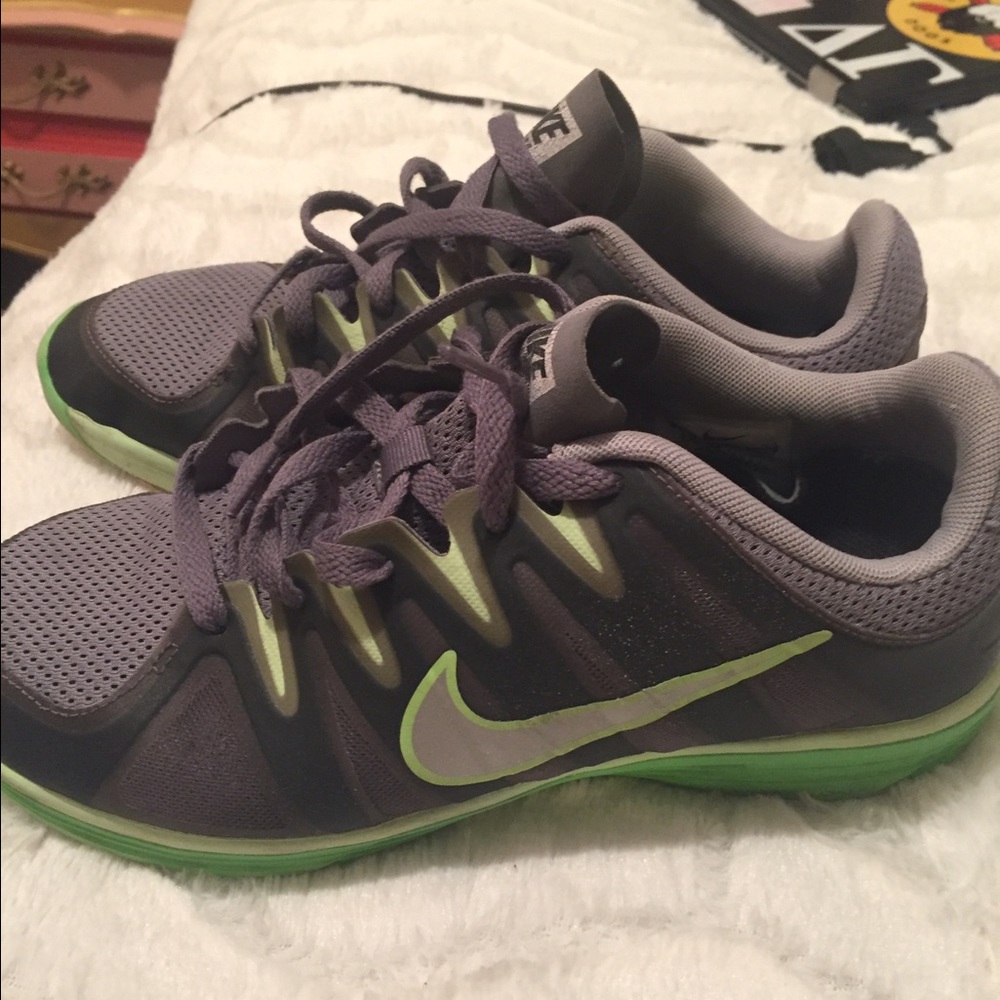 Nike women's tennis shoes size 9.5