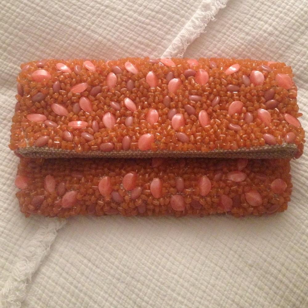 Beaded shell clutch