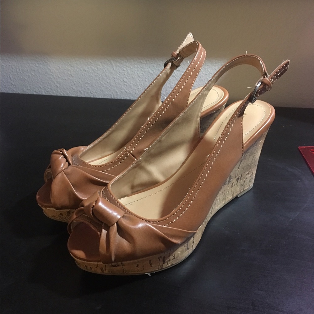 APT 9 TAN/BROWN WEDGES