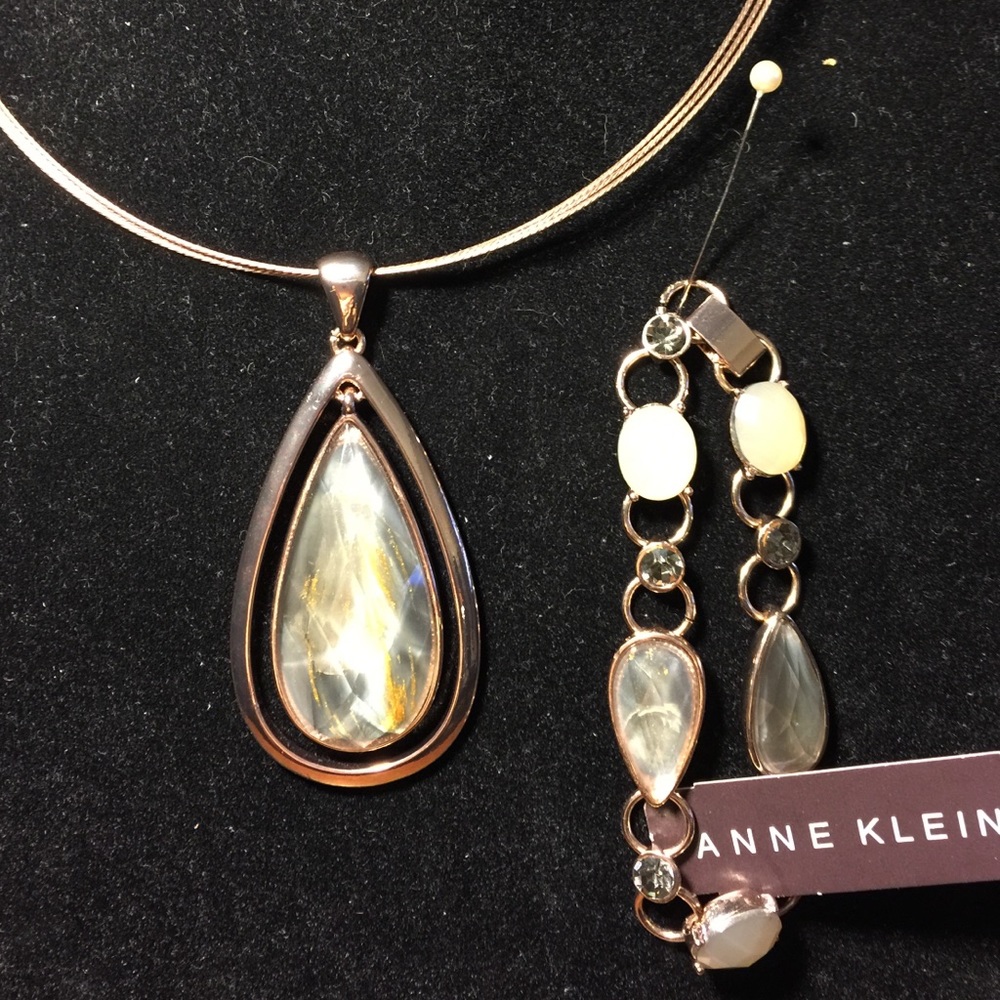 Bracelet/necklace set