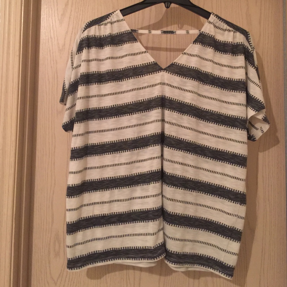 Loose fit v-neck t-shirt