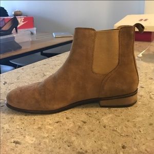 Tan unisex suede Chelsea boots in size 9 women