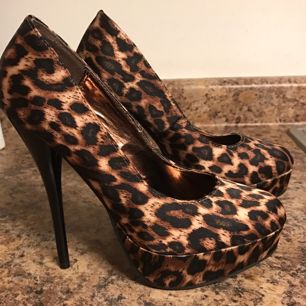 Leopard print pumps size 7