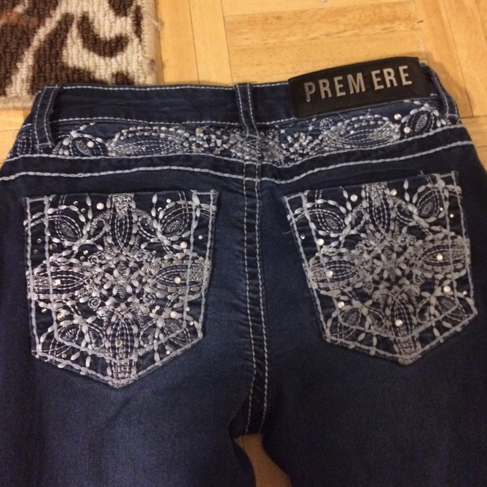 I'm selling these jeans because they don't fit me.