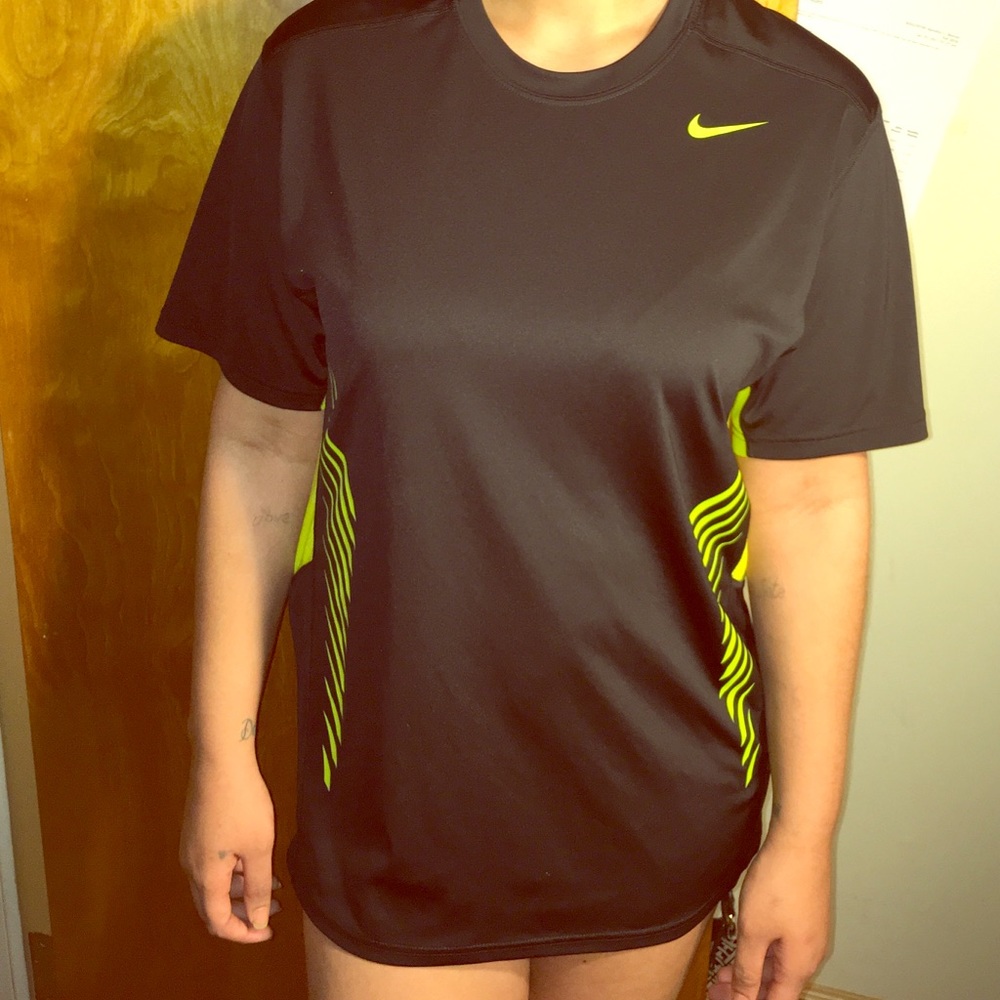 NIKE DRI-FIT LARGE SPORT SHIRT