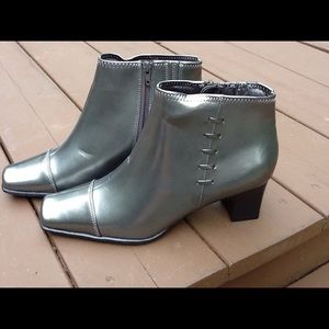 Life Stride Sumner pewter metallic ankle boot 8M