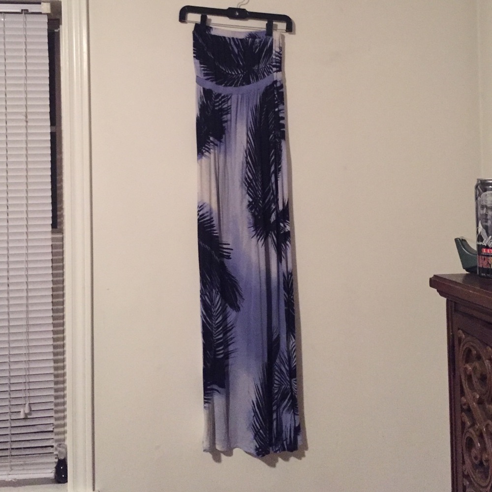 Stretchy strapless maxi dress w/ tropical design