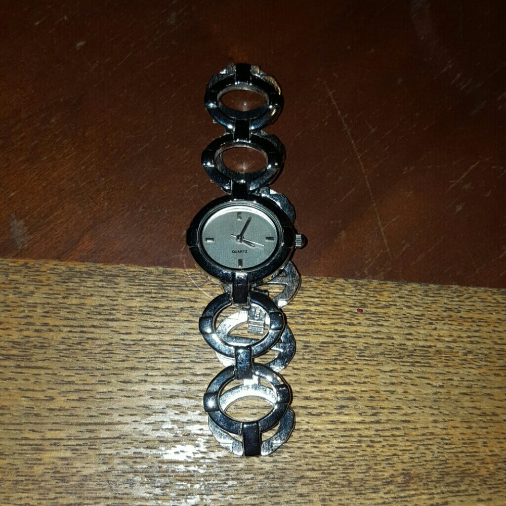 Avon Silvertone Circle Watch-needs battery
