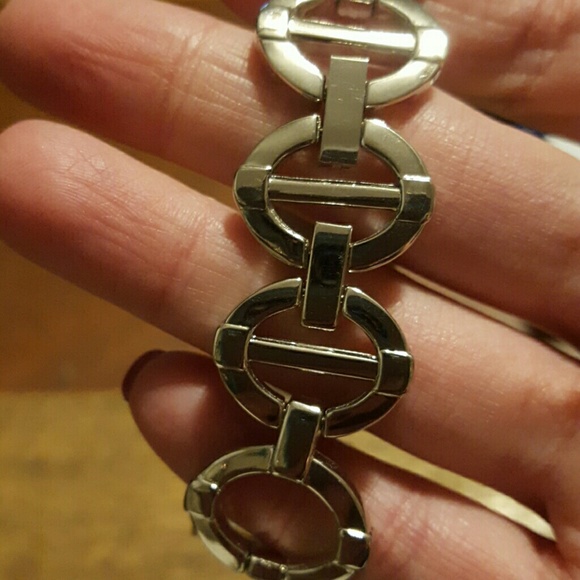 Avon Silvertone Circle Watch-needs battery - Picture 2 of 4