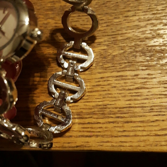 Avon Silvertone Circle Watch-needs battery - Picture 3 of 4