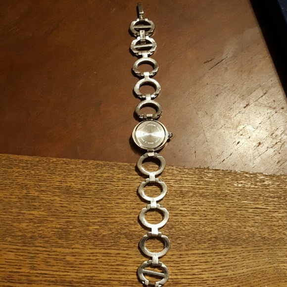 Avon Silvertone Circle Watch-needs battery - Picture 4 of 4