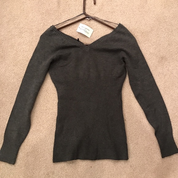 Guess V Neck Sweater - Picture 2 of 3