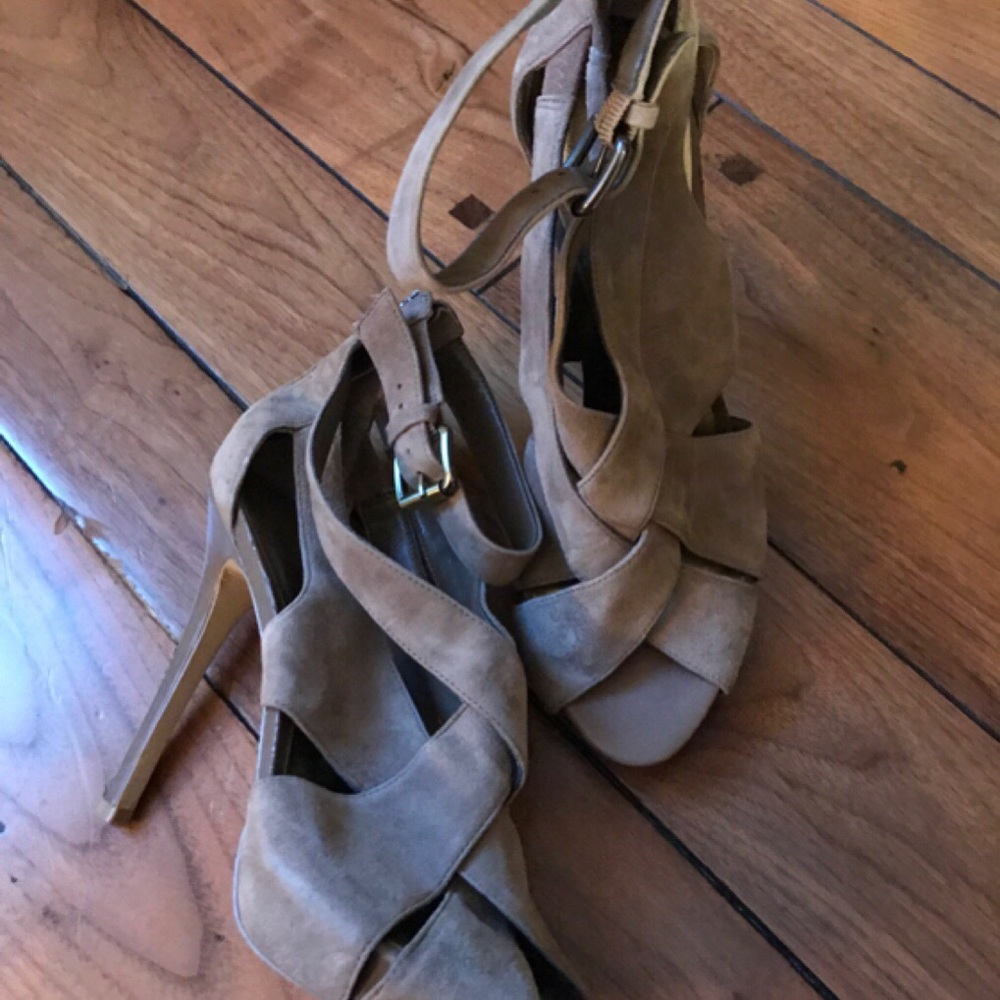 Clean & gently used a few scuffs on the heels.