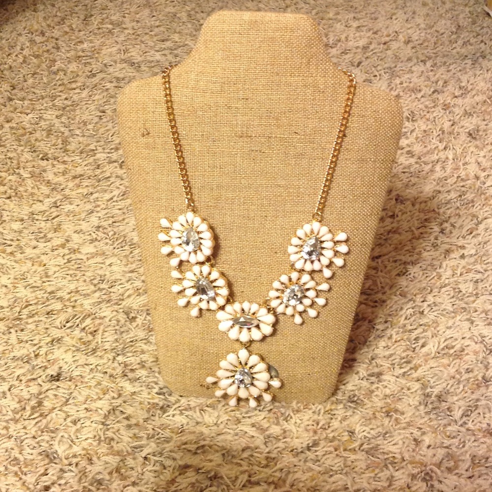 Beautiful boutique necklace - ivory and crystal