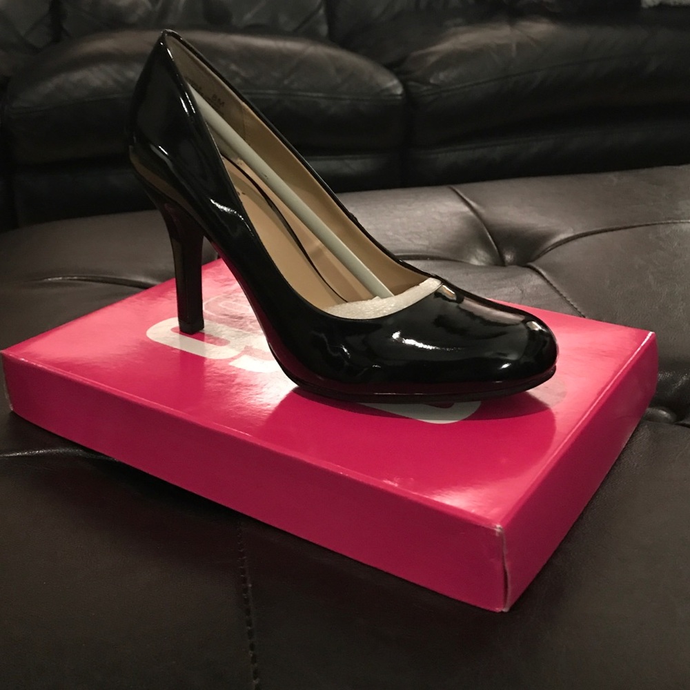 Round toe patent leather pump