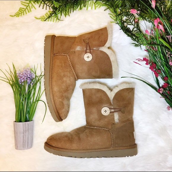 UGG Other - 👠HP👠UGG Australia Chestnut Bailey Button Boots