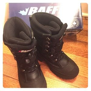 Boys Baffin Snow Boots. Size 4 Youth..
