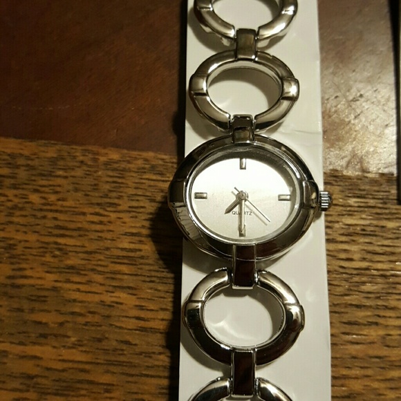 Avon Silvertone Circle Watch-needs battery - Picture 2 of 4