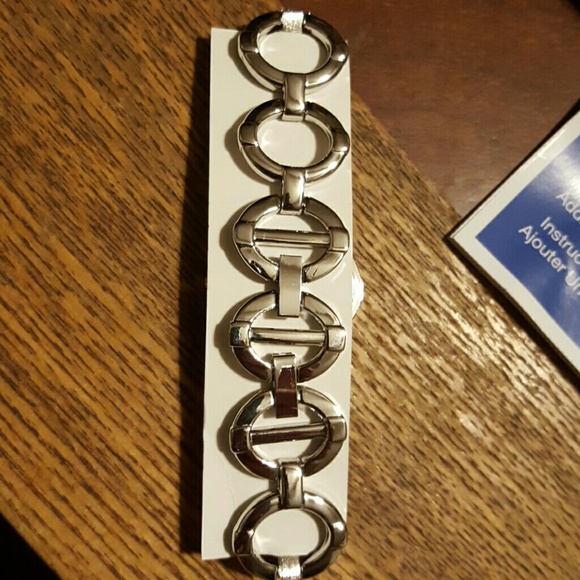 Avon Silvertone Circle Watch-needs battery - Picture 3 of 4