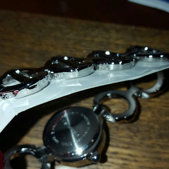 Avon Silvertone Circle Watch-needs battery - Picture 4 of 4