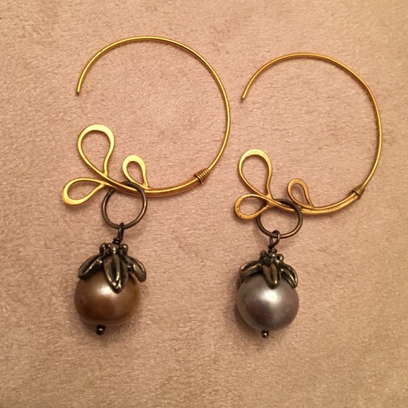 Pearl & gold tone earrings - Picture 1 of 2