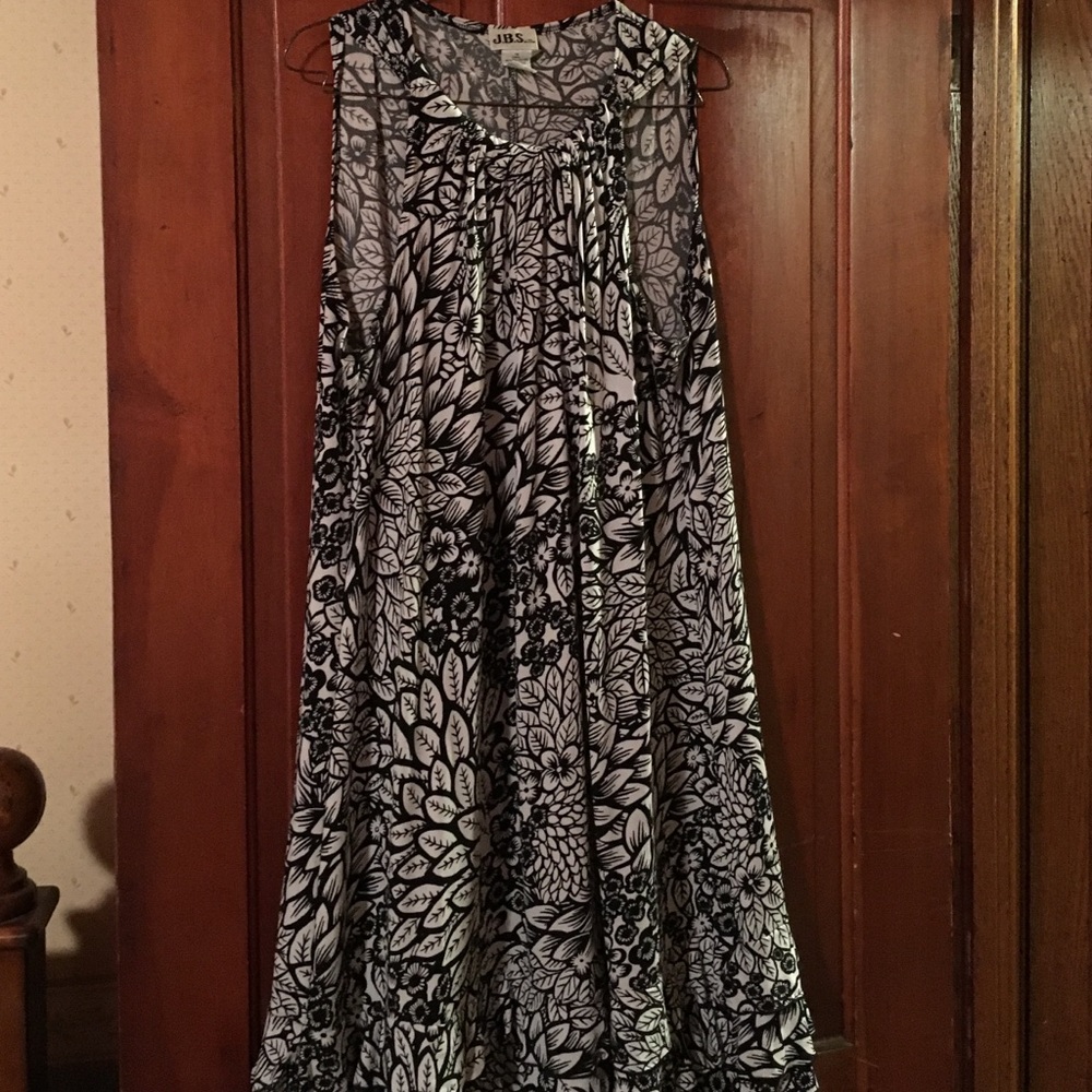 Black & White sleeveless dress