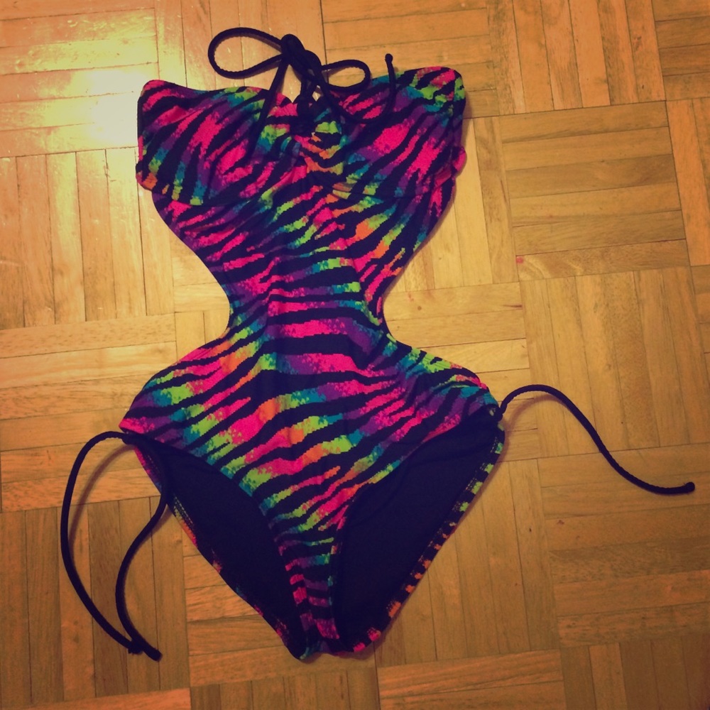 I'm selling because I don't wear. Too big for me.