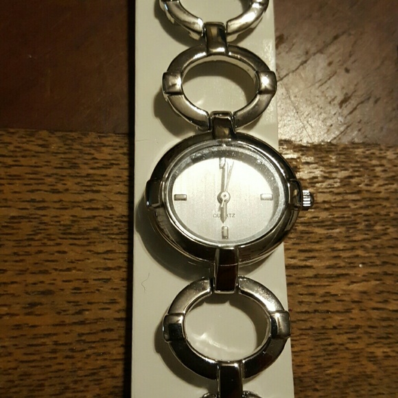 Avon Silvertone Circle Watch-needs battery - Picture 2 of 4